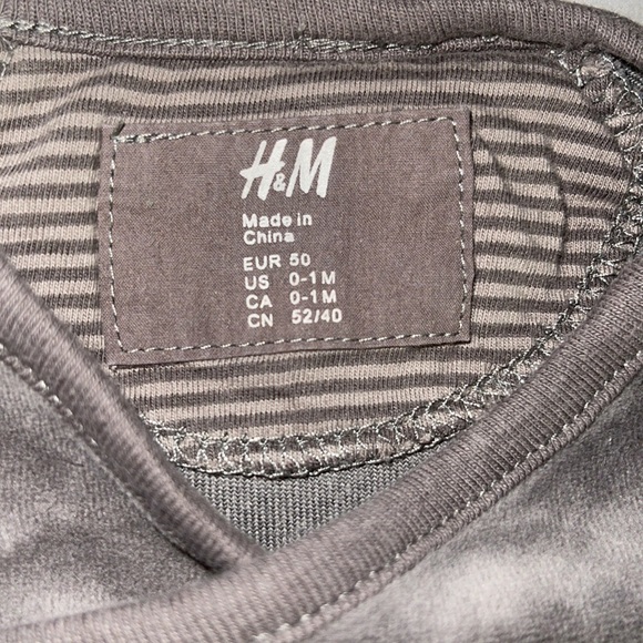 H&M newborn two piece kimono Velour matching set. Gray top gray stripe pant - Picture 7 of 8